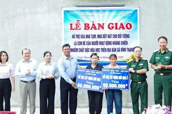 B&agrave;n giao 2 căn nh&agrave; cho gia đ&igrave;nh ch&iacute;nh s&aacute;ch ở Vĩnh Thạnh