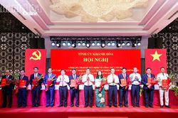 C&ocirc;ng bố, trao c&aacute;c quyết định của Ban B&iacute; thư Trung ương Đảng chỉ định 9 đồng ch&iacute; tham gia Ban Chấp h&agrave;nh Đảng bộ tỉnh Kh&aacute;nh H&ograve;a nhiệm kỳ 2025 - 2030