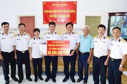 Học viện Hải qu&acirc;n b&agrave;n giao kinh ph&iacute; hỗ trợ x&acirc;y dựng Nh&agrave; đồng đội