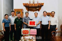 Phó Chủ tịch UNBD tỉnh Nguyễn Sỹ Cảnh thăm, tặng quà người có công trên địa bàn xã Phong Thổ