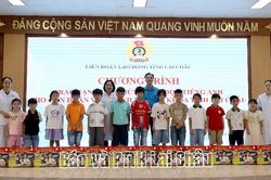 Trao tặng 15 bộ thiết bị học tiếng Anh cho con đo&agrave;n vi&ecirc;n c&oacute; ho&agrave;n cảnh kh&oacute; khăn