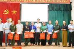 Đồng ch&iacute; Ho&agrave;ng Quốc Kh&aacute;nh thăm hỏi gia đ&igrave;nh người c&oacute; c&ocirc;ng