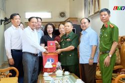 C&aacute;c đồng ch&iacute; l&atilde;nh đạo tỉnh thăm, tặng qu&agrave; gia đ&igrave;nh người c&oacute; c&ocirc;ng
