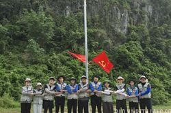Bàn giao công trình thắp sáng đường thôn tại xã Na Sầm
