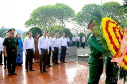 Thủ tướng Chính phủ Lê Minh Hưng dâng hương tưởng niệm các Anh hùng liệt sĩ tại Nghĩa trang Liệt sĩ trung tâm tỉnh Lào Cai