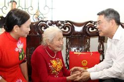 Thủ tướng Ch&iacute;nh phủ L&ecirc; Minh Hưng thăm, tặng qu&agrave; gia đ&igrave;nh ch&iacute;nh s&aacute;ch tại L&agrave;o Cai