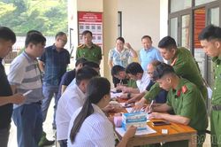Công an xã Tà Xi Láng kiểm tra nhanh ma túy đối với cán bộ, công chức xã