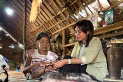 Những 'bông hoa' của buôn làng