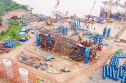 Tiến độ cầu Trần Hưng Đạo: Bắt đầu đ&uacute;c dầm hộp b&ecirc; t&ocirc;ng ph&iacute;a Long Bi&ecirc;n