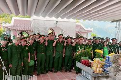 Hội Truyền thống bộ đội Vị Xuyên tỉnh Ninh Bình thăm chiến trường xưa