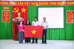 Báo và phát thanh, truyền hình Ninh Bình trao tặng 1.000 lá cờ cho cán bộ, chiến sĩ tại Đặc khu Trường Sa