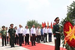 Thủ tướng Ch&iacute;nh phủ d&acirc;ng hương tưởng niệm c&aacute;c Anh h&ugrave;ng liệt sĩ tỉnh Ph&uacute; Thọ