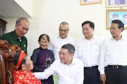 Thủ tướng Chính phủ Lê Minh Hưng thăm, tặng quà gia đình chính sách tại tỉnh Phú Thọ