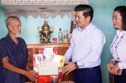 L&atilde;nh đạo Đo&agrave;n đại biểu Quốc hội tỉnh thăm, tặng qu&agrave; thương binh v&agrave; gia đ&igrave;nh liệt sĩ