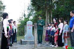 Tiếp thêm động lực cho học trò nghèo vùng biên