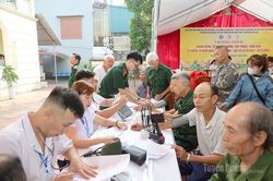 Học viện Qu&acirc;n y tổ chức chương tr&igrave;nh kh&aacute;m bệnh, cấp thuốc, tặng qu&agrave; cho người c&oacute; c&ocirc;ng v&agrave; đối tượng ch&iacute;nh s&aacute;ch tại x&atilde; Linh Hồ