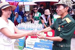 Phát nước phục vụ cựu chiến binh về thăm Mặt trận Vị Xuyên