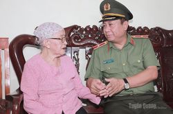 Đồng chí Giám đốc Công an tỉnh thăm, tặng quà người có công với cách mạng tại xã Sơn Thủy và Phú Lương