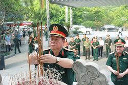 Đoàn công tác Quân ủy Trung ương và Tổng cục Chính trị Quân đội Nhân dân Việt Nam viếng các Anh hùng liệt sĩ tại Nghĩa trang Liệt sĩ Quốc gia Vị Xuyên