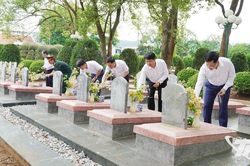 Đo&agrave;n đại biểu tỉnh Th&aacute;i Nguy&ecirc;n d&acirc;ng hương tưởng niệm c&aacute;c Anh h&ugrave;ng liệt sĩ tại Điện Bi&ecirc;n