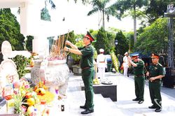 Dâng hương tưởng niệm các Anh hùng liệt sĩ tại Vị Xuyên
