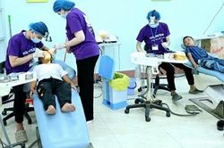 Khám, điều trị răng miệng miễn phí cho người dân 5 xã A Lưới