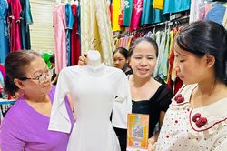 Tiểu thương n&ocirc;ng th&ocirc;n thời số h&oacute;a