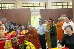 Đội quy tập h&agrave;i cốt liệt sĩ t&igrave;m thấy th&ecirc;m 5 h&agrave;i cốt v&agrave; 4 bộ di vật tại C&ocirc;ng vi&ecirc;n L&ecirc; Thị Ri&ecirc;ng