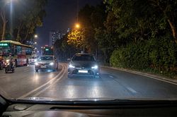 Nín thở cảnh tài xế ô tô vượt vun vút qua vạch đôi, suýt tông trực diện xe đối diện