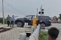Xử l&yacute; nữ t&agrave;i xế cố băng qua đường sắt ở Nghệ An khi g&aacute;c chắn đ&atilde; hạ