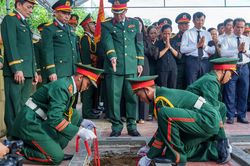 Đ&agrave; Nẵng: 5 h&agrave;i cốt liệt sĩ ở hang Đ&aacute; Sập trở về trong v&ograve;ng tay của đồng đội