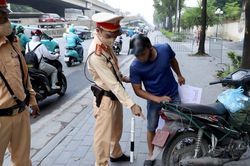 Che biển số, xịt sơn né phạt nguội: Hành vi cần lên án