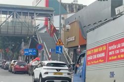 Xe đỗ tr&agrave;n lan bất chấp biển cấm
