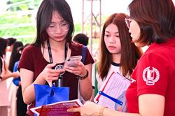 Chọn nguyện vọng Đại học 2026: Đừng để điểm chuẩn tạm thời 'giam cầm' ước mơ