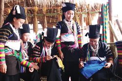 Giữ nghề truyền thống nơi bản Lô Lô Đen