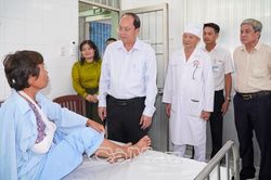 Bí thư Tỉnh ủy Nguyễn Hồ Hải thăm, động viên nạn nhân bị thương do dông lốc