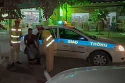 Bé trai đi bộ trên cao tốc giữa đêm hơn 26km, CSGT lần theo một chi tiết trên áo để tìm người thân