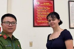Kh&ocirc;ng nhớ nơi đ&aacute;nh rơi v&iacute;, nữ du kh&aacute;ch Đức được c&ocirc;ng an hỗ trợ t&igrave;m lại