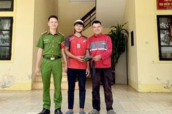 Anh shipper may mắn
