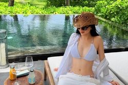 &Aacute;o sơ mi hững hờ khoe trọn eo thon c&ugrave;ng cơ bụng số 11 săn chắc, B&ugrave;i Quỳnh Hoa khiến fan 'đứng ngồi kh&ocirc;ng y&ecirc;n'