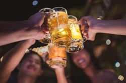 Người đàn ông say rượu đột tử, 3 bạn nhậu phải bồi thường vì chỉ đưa về đến cửa