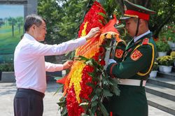 Thủ tướng dâng hương tưởng niệm các Anh hùng liệt sĩ tại Phú Thọ