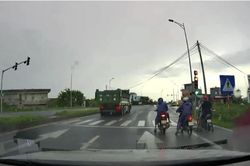 Vượt đèn đỏ, bị phạt, lái xe tải lên mạng chửi rủa người ghi hình báo CSGT