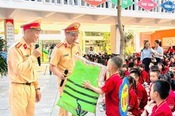 Nhiều giải ph&aacute;p ph&ograve;ng đuối nước v&agrave; bảo đảm an to&agrave;n giao th&ocirc;ng đường thủy