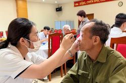 X&atilde; Ph&uacute;c Thịnh kh&aacute;m sức khỏe, tặng qu&agrave; cho 462 người c&oacute; c&ocirc;ng v&agrave; th&acirc;n nh&acirc;n liệt sĩ
