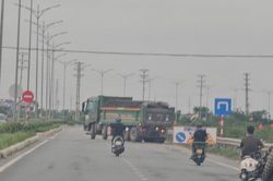 Hưng Y&ecirc;n: Rời bến b&atilde;i DN Quang Tuấn, những chuyến xe chở vật liệu đi đ&acirc;u?