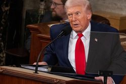 Mỹ mở đợt ném bom mới vào Iran sau tuyên bố cứng rắn của Tổng thống Donald Trump
