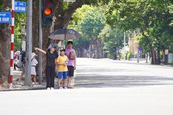 Miền Bắc nắng n&oacute;ng, H&agrave; Nội nhiệt cao đến 36 độ