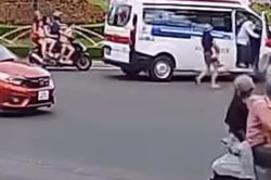 Vẫy xe cấp cứu giữa vòng xoay cứu bé trai ngất lịm, nữ điều dưỡng kể lại giây phút quyết định