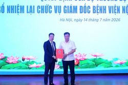 Thứ trưởng Bộ Y tế Đỗ Xuân Tuyên trao quyết định bổ nhiệm lại Giám đốc Bệnh viện Nội tiết Trung ương